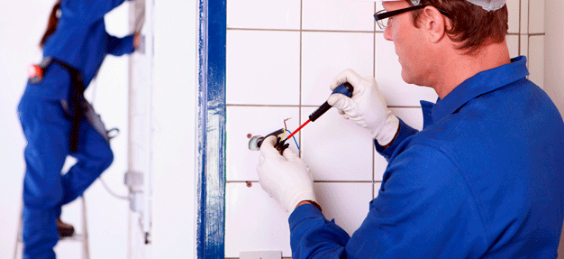 Uniforme para eletricista: Exigências de segurança para proteger o profissional