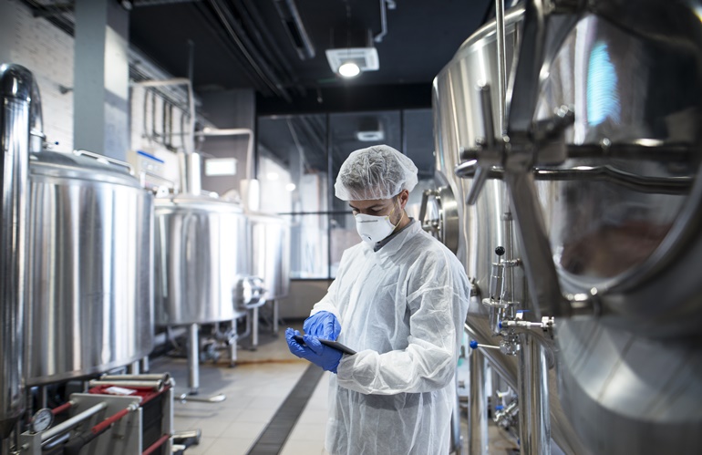 EPI de Proteção Química: saiba quais EPIs indicados para manusear produtos químicos