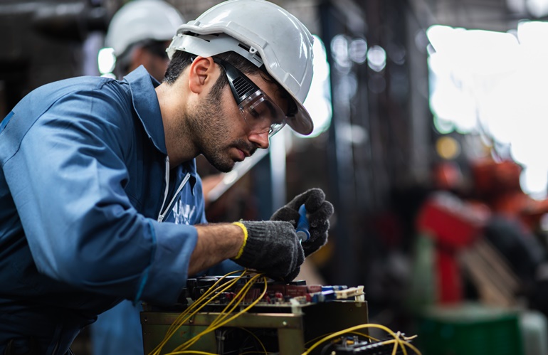 Saiba quais EPIs indicados para eletricista de manutenção industrial