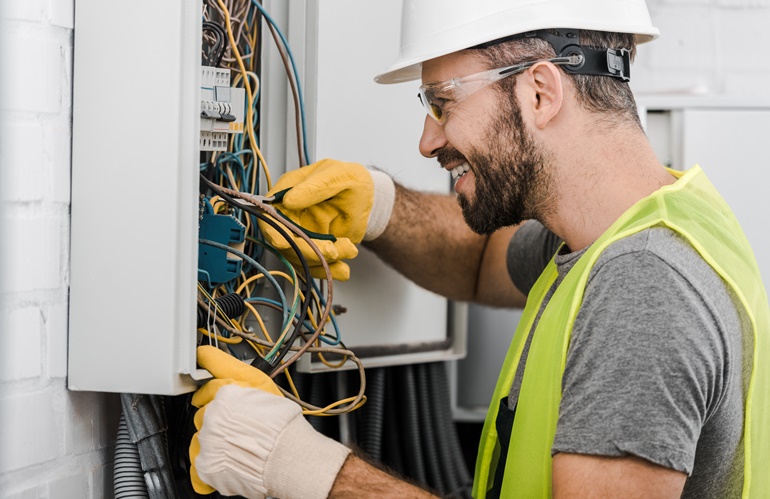 Saiba quais as características do uniforme de eletricista NR10 para risco 1 e 2