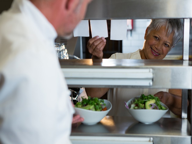 Entenda a importância do EPI para cozinha e conheça seus principais equipamentos