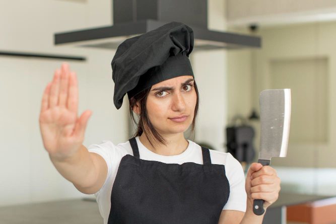 Entenda a importância do EPI para cozinha e conheça seus principais equipamentos